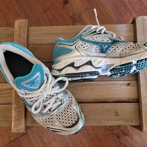 Womens running shoe